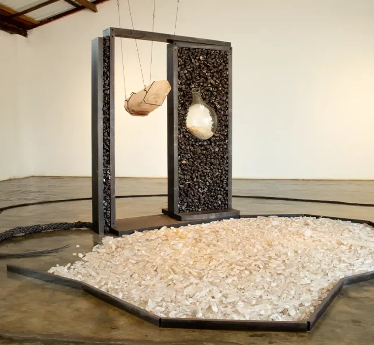 Vers la Voie Humide 2, 2013. Vidro, rocha mineral, metal, ferrite e aço, 201,2 x 560 x 590 cm / Foto: Camilla Jan