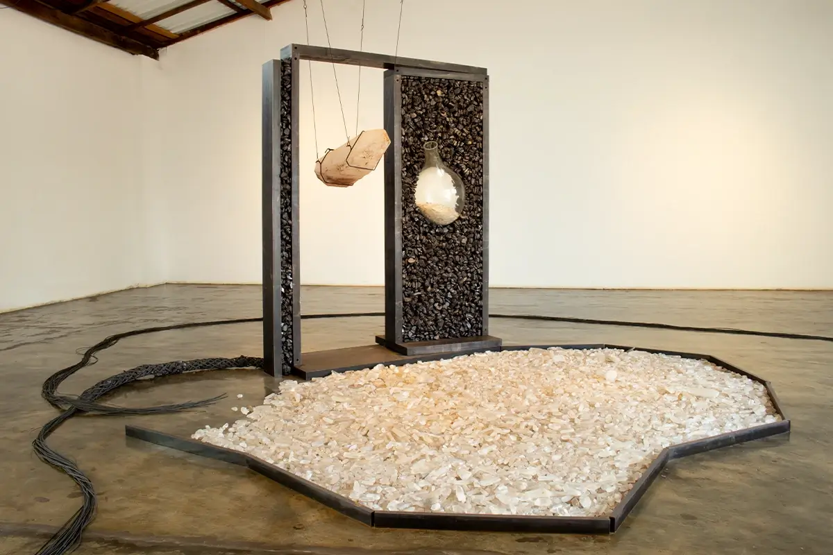 Vers la Voie Humide 2, 2013. Vidro, rocha mineral, metal, ferrite e aço, 201,2 x 560 x 590 cm / Foto: Camilla Jan