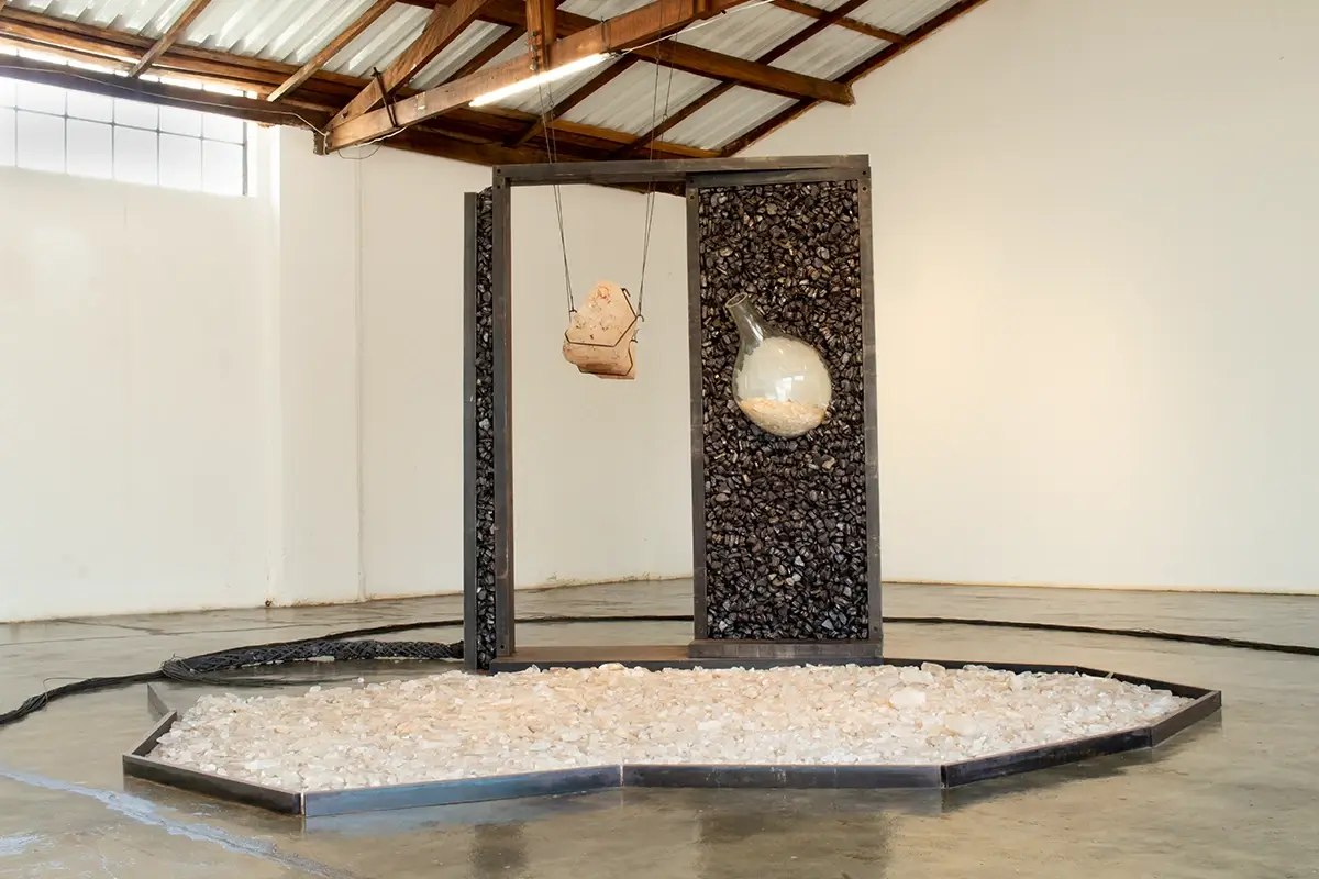 Vers la Voie Humide 2, 2013. Vidro, rocha mineral, metal, ferrite e aço, 201,2 x 560 x 590 cm / Foto: Camilla Jan